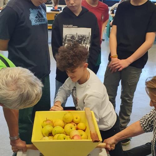 Die Kinder verarbeiteten die Äpfel zu Joghurt und Saft
