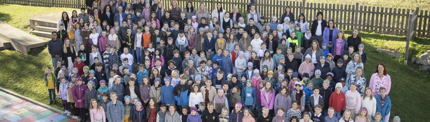 Bild Kinder und Schulteam